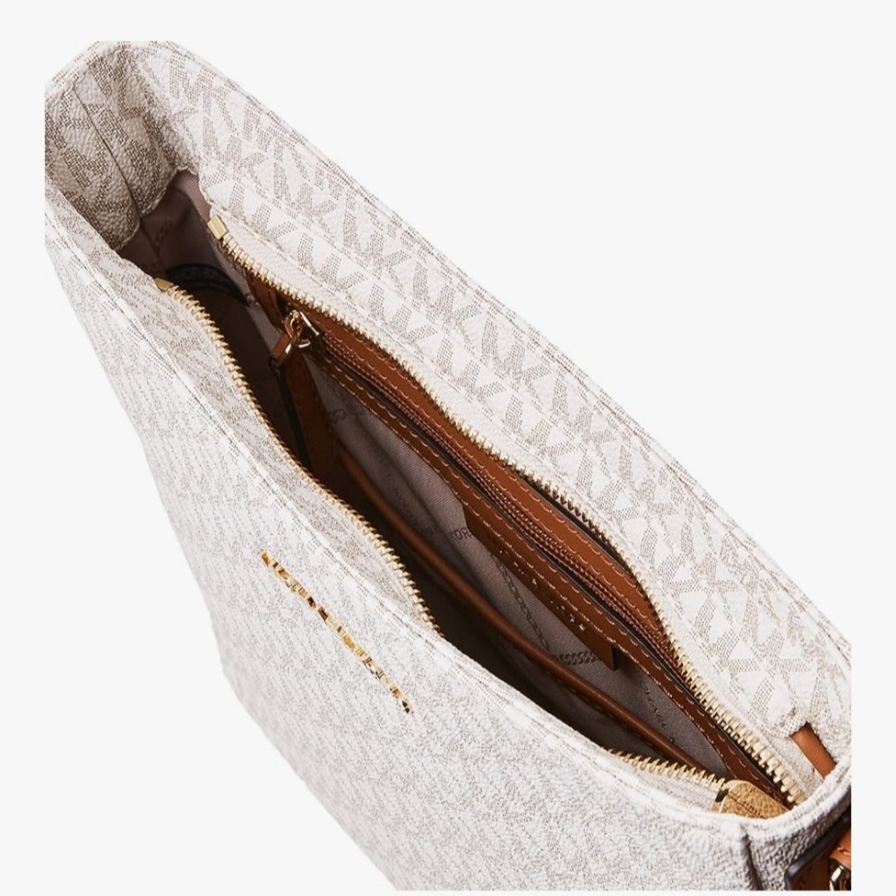Michael Kors Purse (Vanilla Jet Set Travel Bag) - Picture 3 of 6